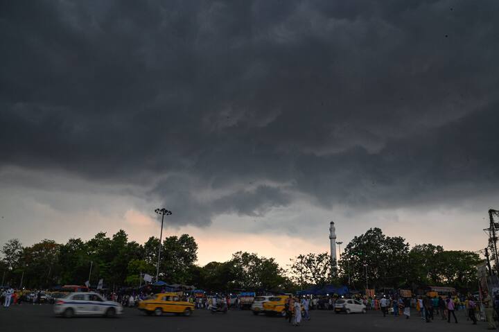 জামাইষষ্ঠীর দিনে আজ রাজ্য জুড়েই বজ্রবিদ্যুৎ সহ বৃষ্টি (Rain Forecast) । দমকা ঝোড়ো হাওয়া এবং বজ্রপাতের আশঙ্কা (Thunderstorm)। যদিও সকাল থেকে আর্দ্রতাজনিত অস্বস্তি বাড়বে দক্ষিণবঙ্গের জেলাগুলিতে।