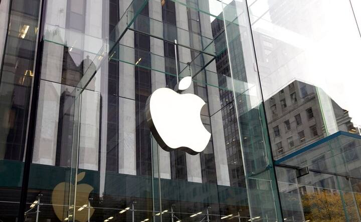 Apple कथित तौर पर iOS 17 के साथ iPhones के लिए एक नए लॉक स्क्रीन इंटरफेस पेश करने की योजना बना रहा है. ब्लूमबर्ग की एक रिपोर्ट के अनुसार, इंटरफेस स्मार्ट डिस्प्ले स्टाइल में कैलेंडर अपॉइंटमेंट, मौसम और नोटिफिकेशन दिखा सकेगा.
