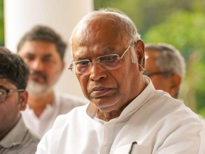 New Parliament Building Inauguration congress President Mallikarjun Kharge targets PM Modi government New Parliament Inauguration: राष्ट्रपति से हक छीनकर आप क्या जताना चाहते हैं? नई संसद के उद्घाटन कार्यक्रम पर भड़के खरगे