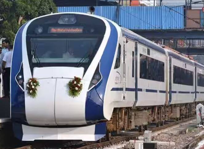 ਹੁਣ ਦਿੱਲੀ-ਦੇਹਰਾਦੂਨ ਜਾਣ ਲਈ ਸਿਰਫ਼ 4 ਘੰਟੇ 45 ਮਿੰਟ ਲੱਗਣਗੇ। ਇਸ ਦਾ ਸੰਚਾਲਨ 29 ਮਈ ਤੋਂ ਸ਼ੁਰੂ ਹੋਵੇਗਾ। ਇਹ ਵੰਦੇ ਭਾਰਤ ਐਕਸਪ੍ਰੈਸ ਟਰੇਨ 302 ਕਿਲੋਮੀਟਰ ਦੀ ਦੂਰੀ ਤੈਅ ਕਰੇਗੀ। ਟਰੇਨ ਬੁੱਧਵਾਰ ਨੂੰ ਛੱਡ ਕੇ ਹਫਤੇ ਦੇ ਸਾਰੇ ਦਿਨ ਚੱਲੇਗੀ।