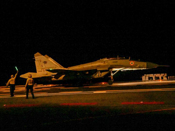 भारतीय नौसेना के प्रवक्ता कमांडर विवेक मधवाल ने कहा, ‘‘आईएनएस विक्रांत पर मिग-29 के. की रात के समय पहली लैंडिंग करने से भारतीय नौसेना ने एक और ऐतिहासिक उपलब्धि हासिल की है. यह नौसेना के आत्मनिर्भरता की ओर बढ़ने का संकेत है.’’