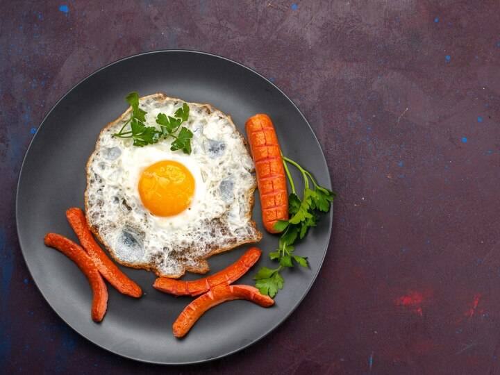 उबले हुए अण्डों को आधा या चौथाई भाग में काटें और उन्हें मैरिनेड में ठीक से कोट करें.