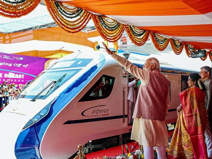 इसके बाद चेन्नई से मैसूर, नागपुर से बिलासपुर और हावड़ा से न्यू जलपाईगुड़ी वंदे भारत ट्रेन की शुरुआत हुई.