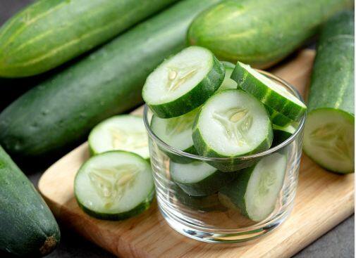 Should not drink water after eating cucumber: ਗਰਮੀਆਂ ਵਿੱਚ ਡੀਹਾਈਡ੍ਰੇਸ਼ਨ ਦੀ ਸਮੱਸਿਆ ਬਹੁਤ ਆਮ ਹੁੰਦੀ ਹੈ। ਗਰਮੀ ਤੋਂ ਬਚਣ ਲਈ ਪਾਣੀ ਪੀਣ ਦੇ ਨਾਲ-ਨਾਲ ਲੋਕ ਅਜਿਹੇ ਫਲਾਂ ਨੂੰ ਜ਼ਿਆਦਾ ਖਾਣਾ ਪਸੰਦ ਕਰਦੇ ਹਨ ਜਿਨ੍ਹਾਂ ਵਿੱਚ ਪਾਣੀ ਦੀ ਮਾਤਰਾ ਜ਼ਿਆਦਾ ਹੁੰਦੀ ਹੈ ਜਾਂ ਜੋ ਪਾਣੀ ਨਾਲ ਭਰਪੂਰ ਹੁੰਦੇ ਹਨ। ਖੀਰੇ ਵਿੱਚ ਬਹੁਤ ਸਾਰਾ ਪਾਣੀ ਹੁੰਦਾ ਹੈ ਜੋ ਡੀਹਾਈਡ੍ਰੇਸ਼ਨ ਦੀ ਸਮੱਸਿਆ ਤੋਂ ਬਚਾਉਂਦਾ ਹੈ। ਇਸ ਦੇ ਨਾਲ ਹੀ ਖੀਰੇ ਨੂੰ ਲੈ ਕੇ ਕੁਝ ਲੋਕਾਂ ਦੇ ਮਨ 'ਚ ਕਈ ਤਰ੍ਹਾਂ ਦੇ ਸਵਾਲ ਉੱਠਦੇ ਹਨ ਕਿ ਕੀ ਖੀਰਾ ਖਾਣ ਤੋਂ ਬਾਅਦ ਪਾਣੀ ਪੀਣਾ ਸਹੀ ਹੈ? ਜਾਂ ਕੀ ਖਾਲੀ ਪੇਟ ਖੀਰਾ ਖਾਣਾ ਨੁਕਸਾਨਦੇਹ ਹੋ ਸਕਦਾ ਹੈ?
