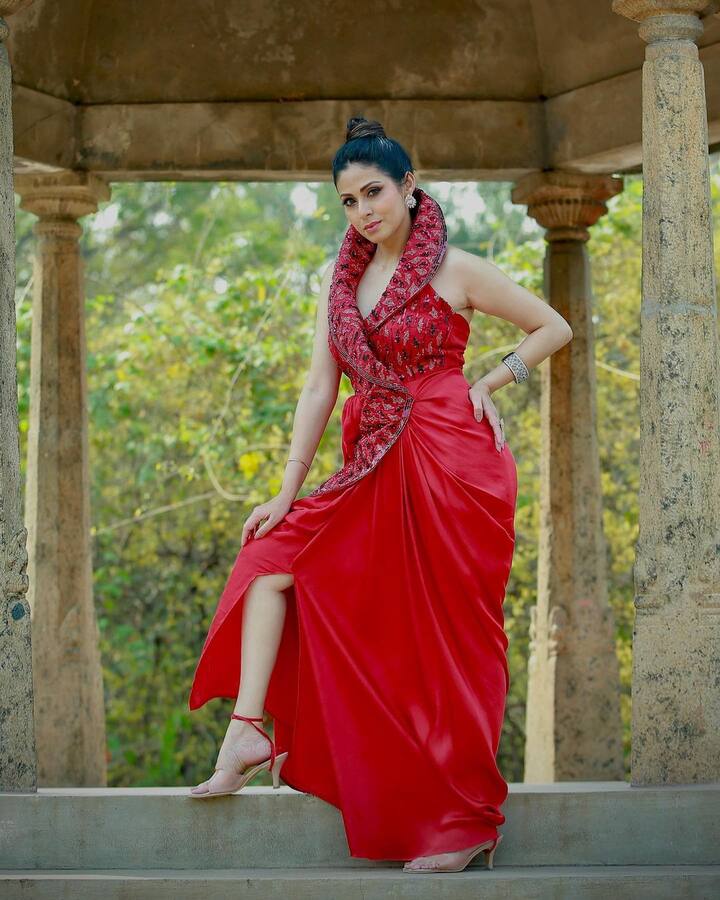 అటు బుల్లితెరపై సందడి చేస్తోంది. Photo Credit: Sadaa/Instagram