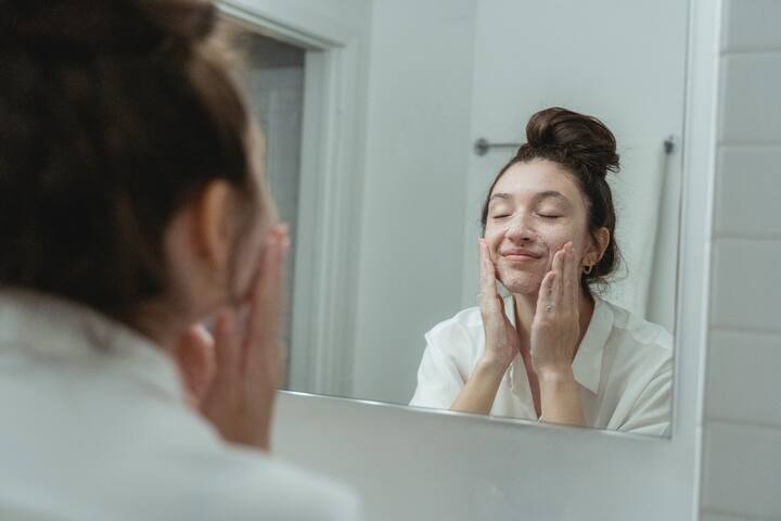 Face Wash Tips: অনেক সময়েই আমরা মুখ ধোয়ার সময় বেশ কিছু ভুল করে ফেলি। এর ফলে আমাদের ত্বকের প্রভূত ক্ষতি হতে পারে।