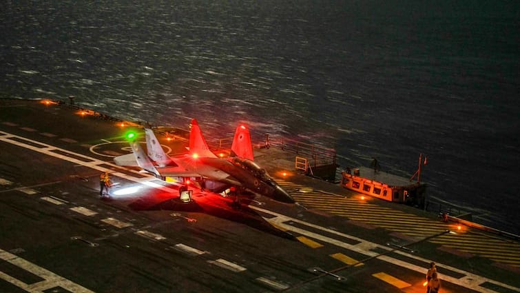 Indian Navy MiG 29K fighter makes maiden night landing on INS Vikrant marathi news update MiG 29K विमानाचं आएनएस विक्रांतवर रात्रीच्या वेळी यशस्वी लँडिंग, नौदलाची ऐतिहासिक कामगिरी, पाकिस्तान-चीनला आता समुद्रातही धडकी भरणार