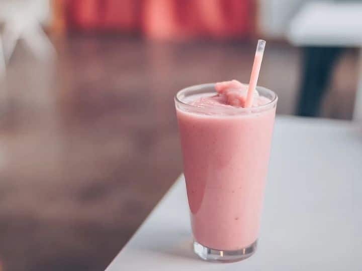 Health Expert Warns Drinking Smoothie At Night Should Avoided Before Sleep Know Why रात को सोने से पहले भूलकर भी न पिएं ये 'हेल्दी' चीज, वरना शरीर पर होगा इसका उल्टा असर