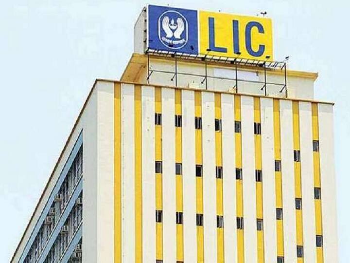 LIC Q4 Results: कम हुई कमाई, पर 5 गुणा उछला एलआईसी का मुनाफा, शेयरधारकों को मिलेगा इतना लाभांश LIC Q4 Results Net Profit rises by 466 per cent to 13421 crore income sees decline LIC Q4 Results: कम हुई कमाई, पर 5 गुणा उछला एलआईसी का मुनाफा, शेयरधारकों को मिलेगा इतना लाभांश