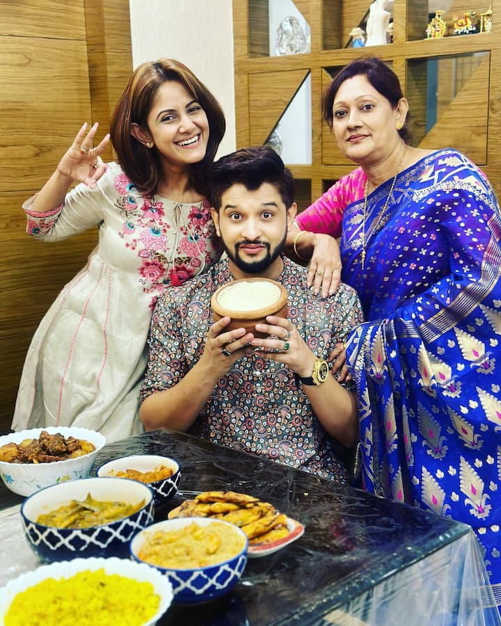 সোশ্যাল মিডিয়ায় আজ জামাইষষ্ঠীর ছবি শেয়ার করে নিয়েছেন তৃণা। সেখানে নীলের হাতে দেখা গেল এক হাঁড়ি মিষ্টি দই।