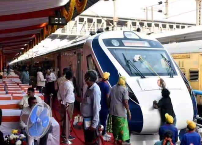 ਵੰਦੇ ਭਾਰਤ ਐਕਸਪ੍ਰੈਸ ਦਿੱਲੀ ਤੋਂ ਅਜਮੇਰ, ਵਾਰਾਣਸੀ, ਕਟੜਾ, ਭੋਪਾਲ ਅਤੇ ਅੰਬ ਅੰਦੌਰਾ ਲਈ ਚਲਾਈ ਜਾ ਰਹੀ ਹੈ। ਹਾਲਾਂਕਿ ਇਹ ਉਤਰਾਖੰਡ ਲਈ ਪਹਿਲੀ ਵੰਦੇ ਭਾਰਤ ਐਕਸਪ੍ਰੈਸ ਟਰੇਨ ਹੈ ਅਤੇ ਭਾਰਤ ਲਈ 18ਵੀਂ ਵੰਦੇ ਭਾਰਤ ਐਕਸਪ੍ਰੈਸ ਟਰੇਨ ਹੈ।