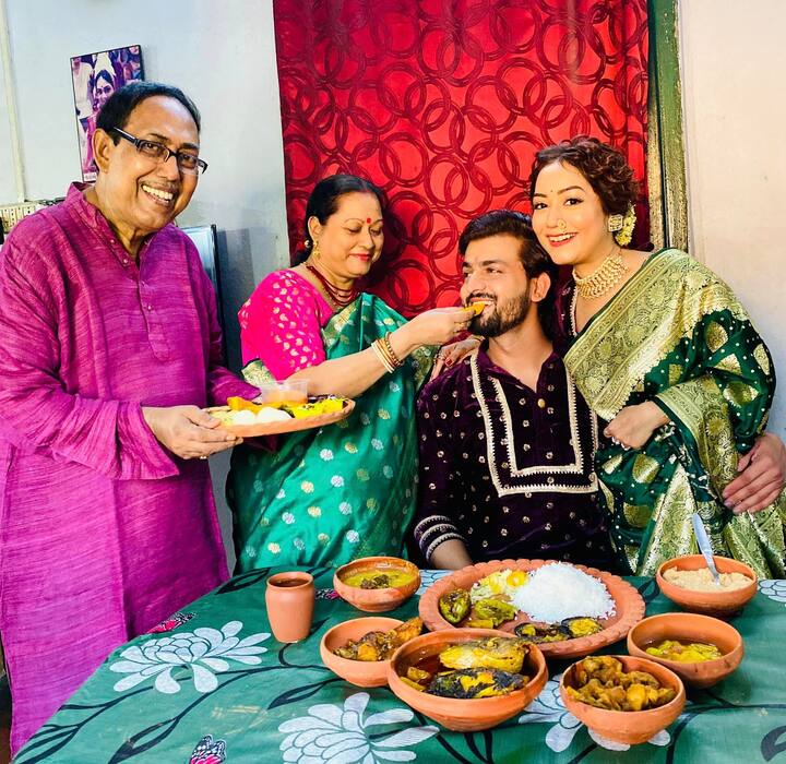 এখনও পর্যন্ত সামাজিক রীতিতে সাত পাকে বাঁধা পড়েননি তাঁরা। তবে আইনি বিয়ে সেরেছেন রুদ্রজিৎ মুখোপাধ্যায় ও প্রমিতা চক্রবর্তী।