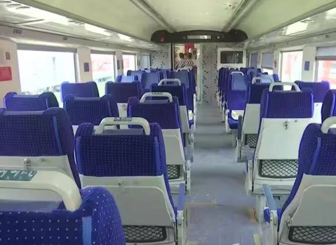 ਟਰੇਨ ਨੰਬਰ 22457 ਆਨੰਦ ਵਿਹਾਰ ਰੇਲਵੇ ਸਟੇਸ਼ਨ ਤੋਂ 17:50 'ਤੇ ਰਵਾਨਾ ਹੋਵੇਗੀ ਅਤੇ 22:35 'ਤੇ ਦੇਹਰਾਦੂਨ ਪਹੁੰਚੇਗੀ।