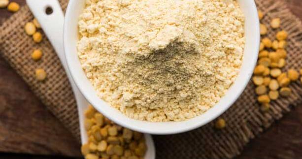 वास्तविक, बेसनामध्ये असे अनेक गुणधर्म आहेत, जे त्वचेला आतून सुधारण्याचे काम करतात. जर तुम्ही आजपर्यंत चेहऱ्यावर बेसनाचा वापर केला नसेल, तर आजच ही ट्रिक लक्षात ठेवा. तुम्हाला अचानक घराबाहेर पडावं लागलं तर हा घरगुती उपाय नक्कीच फायदेशीर ठरेल.