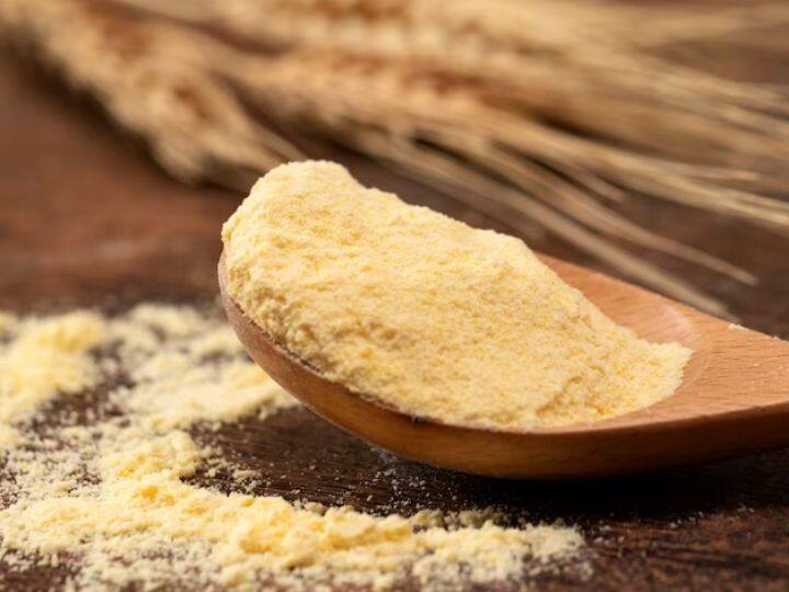 जब अचानक घर से बाहर जाने का प्लान बन जाए तो ग्लोइंग स्किन के लिए लोग सबसे पहला नुस्खा बेसन लगाने का अपनाते हैं. चेहरे के निखार के लिए बेसन का इस्तेमाल सदियों से किया जा रहा है. यहां तक कि कई महिलाएं आज भी चेहरे के निखार के लिए बेसन पर भरोसा करती हैं.