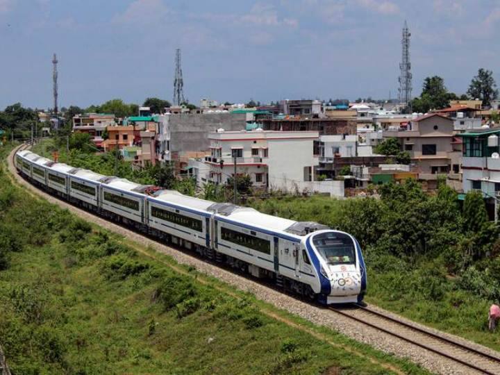 इसके बाद 10 फरवरी 2023 को मुंबई से सोलापुर और मुंबई से साइनगर शिरडी तक चलने वाली दो वंदे भारत ट्रेन शुरू हुई.