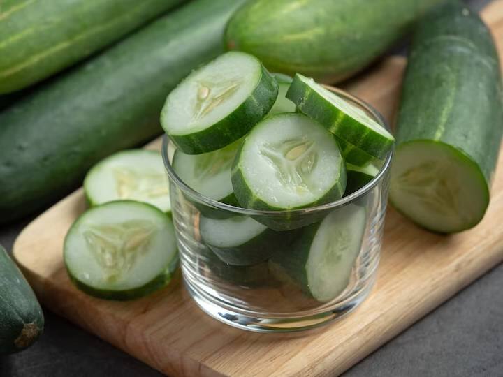 खीरा खाने के बाद तुरंत पीते हैं पानी तो बदलें अपनी ये आदत, शरीर में होने लगेगी ये दिक्कतें