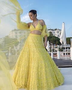 ఎల్లో డ్రెస్ లో సుర్వీన్ చావ్లా అందాలు చూడతరమా!