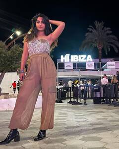 Reba john : ஸ்பெயின் ஐபிசா தீவில் நடிகை ரெபா ஜான்.. போட்டஸை பகிர்ந்துள்ள ரெபா!