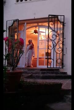 In Pics: मड के इस आलीशान बंगले में रहती हैं कपिल के शो में ठहाके लगानी वाली अर्चना पूरन सिंह, देखिए इनसाइड तस्वीरें