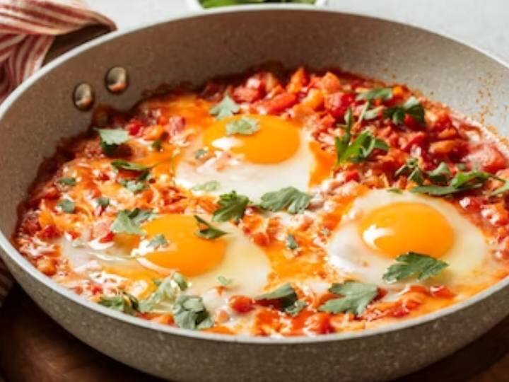 एक तंदूर/ग्रिल पैन में एक बड़ा चम्मच सरसों का तेल गर्म करें और इसे गर्म होने दें। - अब पैन में मैरिनेट किए हुए अंडे डालें और उन्हें दोनों तरफ से गोल्डन ब्राउन होने तक पकाएं. (आप अंडे को 180 डिग्री C पर 10 मिनट के लिए ओवन में भी ग्रिल कर सकते हैं)एक बार हो जाने पर, थोड़ा चाट मसाला छिड़कें, ऊपर से धनिया पत्ती से गार्निश करें और परोसें.