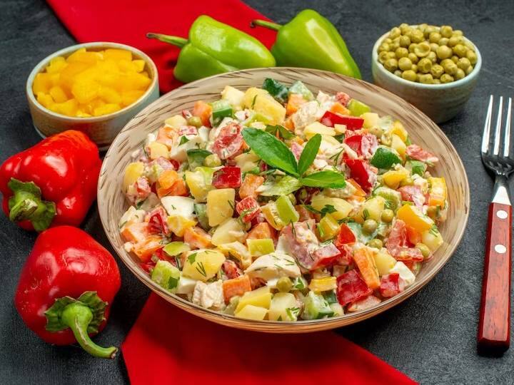 एक पैन में कूसकूस डालें.बराबर मात्रा में पानी डालें.थोड़ा नमक छिड़कें और पकने दें.8-10 मिनट के बाद, जब कूस्कस फूल जाए और पानी सूख जाए, तो आँच बंद कर दें और कूस्कस को अच्छी तरह से भाप देने के लिए ढक्कन से ढक दें.