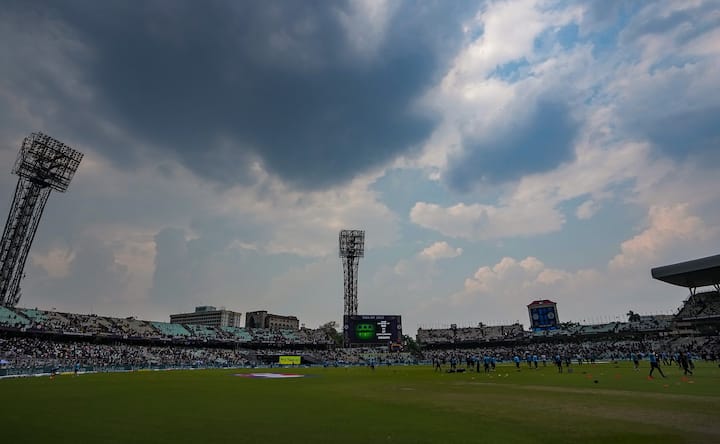 ৫০ থেকে ৬০ কিলোমিটার পর্যন্ত দমকা ঝড়ো হাওয়া বইতে পারে। আজকের মতোই  শুক্র ও শনিবারেও ঝড় বৃষ্টির সম্ভাবনা দক্ষিণবঙ্গের জেলাগুলিতে।
