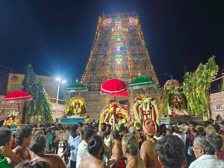 Mayiladuthurai Sirkazhi sattainathar  Temple Panchamurthy Street Walk held all night in Pushpa Pallak TNN ஆன்மீகம்: புஷ்ப பல்லக்கில் இரவு முழுவதும் சட்டைநாதர் கோயில் பஞ்சமூர்த்திகளின் வீதி உலா