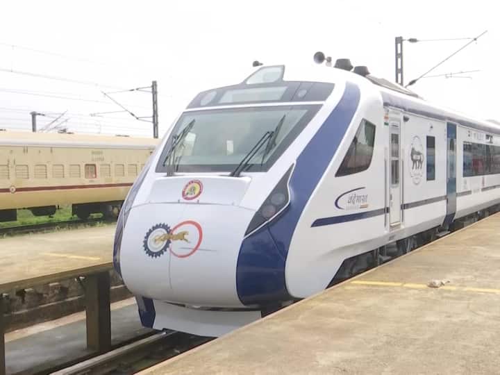 देश को एक और वंदे भारत एक्सप्रेस ट्रेन की सौगात मिल चुकी है. यह वंदे भारत ट्रेन उत्तराखंड के लिए चलाई जाएगी. इस राज्य के लिए यह पहली वंदे भारत ट्रेन है.