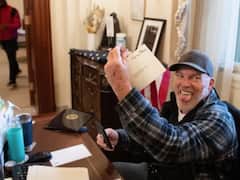 US स्पीकर के टेबल पर पैर रखने वाले को मिली 20 साल की सजा, डोनाल्ड ट्रंप का था समर्थक