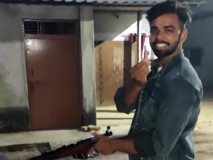 Bhadohi Man Harsh Firing Video Viral Photo UP Police Registered Case ANN UP News: भदोही में 'यूपी का लड़का हूं और विधायक हैं चच्चा' बोलकर युवक ने की हवाई फायरिंग, पुलिस ने लिया ये एक्शन