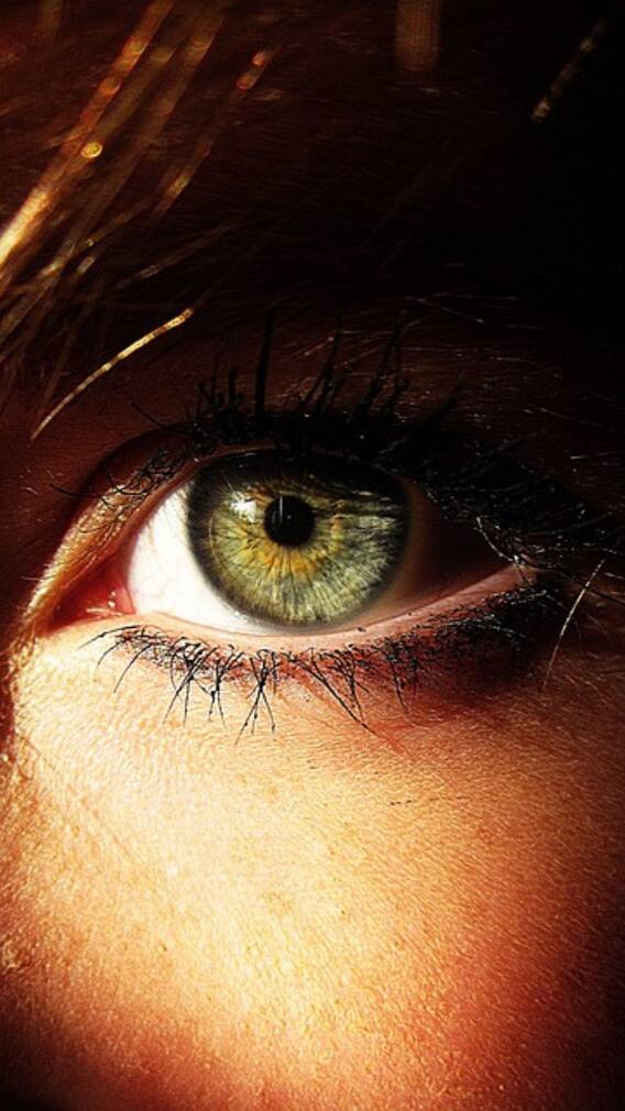 মেক আপ করেন? সতর্ক থাকুন চোখ নিয়ে