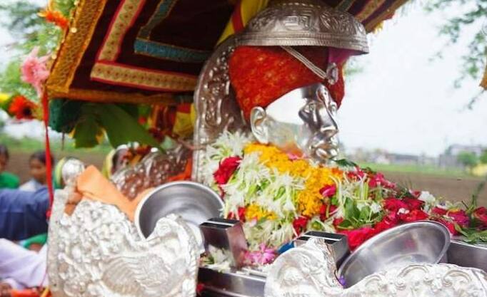 Buldhana news Saint Gajanan Maharaj palanquin will leave for Pandharpur today from Shegaon Buldhana: गजानन महाराजांच्या पालखीचं आज पंढरपूरकडे प्रस्थान; शेगाव नगरी सजली