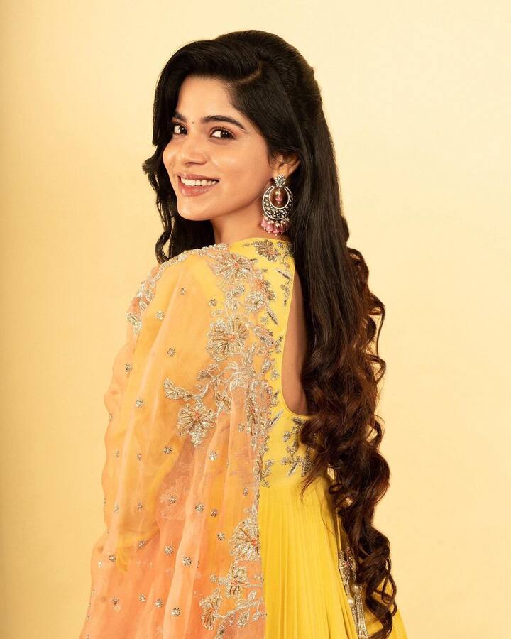 హీరోయిన్ దివ్యభారతి తన ఫొటోలు ఇన్‌స్టాగ్రామ్‌లో షేర్ చేశారు.