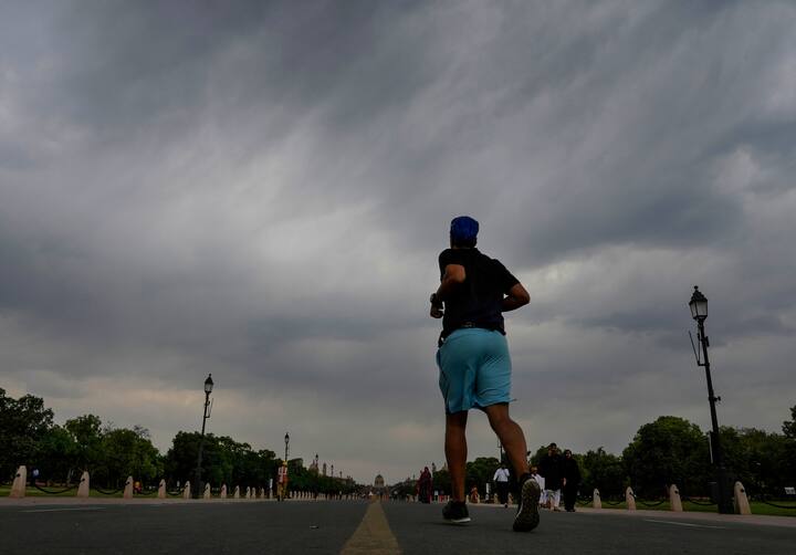 কলকাতায় (Kolkata Weather Update) আংশিক মেঘলা আকাশ। বিকেল বা সন্ধ্যের দিকে বজ্রবিদ্যুৎসহ বৃষ্টি সঙ্গে দমকা ঝোড়ো হাওয়ার সম্ভাবনা।