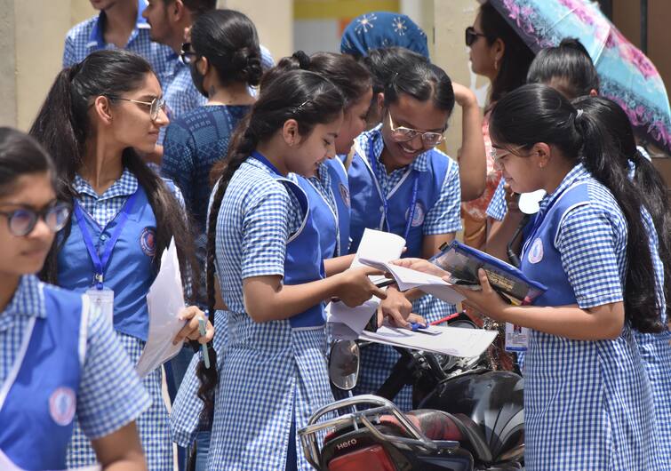 Maharashtra HSC Result  23 subjects are 100 percent while the students of science department have performed well Maharashtra HSC Result 2023:  यंदा 23 विषयांचा निकाल 100 टक्के, तर विज्ञान शाखेच्या विद्यार्थ्यांची दमदार कामगिरी