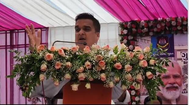State Home Minister Harsh Sanghvi's statement on the Lok Sabha opening protest Surat News: લોકસભાના ઉદ્ધઘાટન વિરોઘ  મુદ્દે રાજ્ય ગૃહમંત્રી હર્ષ સંઘવીએ વિરોધ પર સાધ્યું નિશાન, કહ્યું વિકાસનો વિરોધ કેમ?