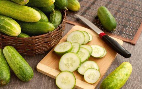 ਖੀਰਾ ਖਾਣ ਤੋਂ ਬਾਅਦ ਪਾਣੀ ਕਿਉਂ ਨਹੀਂ ਪੀਣਾ ਚਾਹੀਦਾ? ਖੀਰਾ ਖਾਣ ਤੋਂ ਬਾਅਦ ਪਾਣੀ ਪੀਣਾ ਮਨ੍ਹਾ ਹੈ ਕਿਉਂਕਿ ਇਸ 'ਚ 95 ਫੀਸਦੀ ਪਾਣੀ ਹੁੰਦਾ ਹੈ। ਇਸ ਲਈ ਜੇਕਰ ਤੁਸੀਂ ਖੀਰਾ ਖਾਣ ਤੋਂ ਬਾਅਦ ਪਾਣੀ ਪੀਂਦੇ ਹੋ ਤਾਂ ਇਹ ਤੁਹਾਨੂੰ ਫਾਇਦੇ ਦੀ ਬਜਾਏ ਨੁਕਸਾਨ ਪਹੁੰਚਾਉਂਦਾ ਹੈ। ਦਰਅਸਲ, ਖੀਰਾ ਖਾਣ ਤੋਂ ਬਾਅਦ ਪਾਣੀ ਪੀਣ ਨਾਲ ਇਸ ਵਿੱਚ ਮੌਜੂਦ ਪੋਸ਼ਕ ਤੱਤ ਸਰੀਰ ਨੂੰ ਲਾਭ ਦੇਣ ਦੀ ਬਜਾਏ ਨੁਕਸਾਨ ਪਹੁੰਚਾਉਣ ਲੱਗਦੇ ਹਨ। ਇਸ ਲਈ ਖੀਰਾ ਖਾਣ ਦੇ ਤੁਰੰਤ ਬਾਅਦ ਪਾਣੀ ਨਹੀਂ ਪੀਣਾ ਚਾਹੀਦਾ।