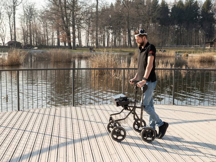 A Man With Spinal Cord Injury Can Now Walk Naturally, Using His Thoughts & This Special Device
