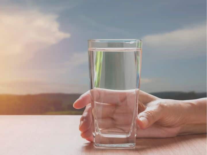 Water Facts What Is The Right Time To Drink Water To Avoid Diseases गलत वक्त पर पानी पीने से बढ़ जाता है कई बीमारियों का खतरा, जान लें पानी पीने का सही समय क्या है?