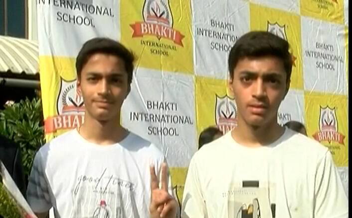SSC Result: સુરતના આ જૂડવા ભાઇઓનો કમાલ, ધોરણ-10માં મેળવ્યા એક સરખા માર્ક્સ Rudra and Rutvana Passed: Judwa boys passed in 10th standard in surat SSC Result: સુરતના આ જૂડવા ભાઇઓનો કમાલ, ધોરણ-10માં મેળવ્યા એક સરખા માર્ક્સ