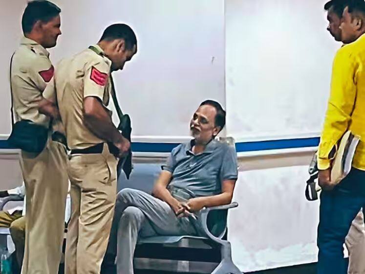 Former Delhi minister and AAP leader Satyendar Jain admitted to hospital after collapse in Tihar Jail Satyendar Jain : सत्येंद्र जैन पुन्हा रुग्णालयात दाखल, तिहार जेलच्या बाथरुममध्ये चक्कर येऊन पडले!