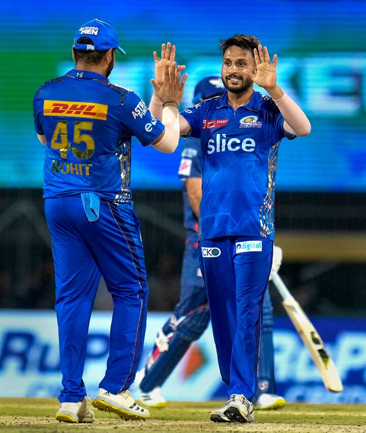 इंजिनिअरिंग सोडून त्याने क्रिकेटमध्ये नशीब अजमावले. 2021 मध्ये आकाश मधवाल आरसीबीचा नेट बॉलर होता. मुंबई इंडियन्स याने त्याला खरेदी केले अन् संधीही दिली. त्यानंतर त्याचे नशीब फळफळले.. आणखी एक विशेष बाब म्हणजे, मधवाल ऋषभ पंत याता शेजारी आहे.. पंतच्या कोचकडूनच त्यानेही क्रिकेटचे धडे गिरवलेत.. पंत आणि मधवाल उत्तराखंडचे रहिवासी आहेत.