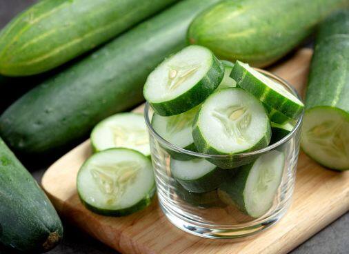 ਕੀ ਖੀਰਾ ਭਾਰ ਘਟਾਉਣ ਲਈ ਇੱਕ ਰਾਮਬਾਣ? : ਜੇ ਤੁਸੀਂ ਜਲਦਬਾਜ਼ੀ 'ਚ ਭਾਰ ਘਟਾਉਣ ਬਾਰੇ ਸੋਚ ਰਹੇ ਹੋ ਤਾਂ ਤੁਸੀਂ ਖੀਰੇ ਦੀ ਮਦਦ ਲੈ ਸਕਦੇ ਹੋ। ਖੀਰੇ 'ਚ ਬਹੁਤ ਜ਼ਿਆਦਾ ਫਾਈਬਰ ਹੁੰਦਾ ਹੈ ਜਿਸ ਕਾਰਨ ਖੀਰਾ ਖਾਣ ਤੋਂ ਬਾਅਦ ਤੁਹਾਨੂੰ ਲੰਬੇ ਸਮੇਂ ਤੱਕ ਭੁੱਖ ਨਹੀਂ ਲੱਗੇਗੀ। ਤੁਹਾਡਾ ਪੇਟ ਭਰਿਆ ਮਹਿਸੂਸ ਹੋਏਗਾ। ਇਸ ਦਾ ਮਤਲਬ ਇਹ ਨਹੀਂ ਕਿ ਤੁਹਾਨੂੰ ਬਹੁਤ ਜ਼ਿਆਦਾ ਖੀਰਾ ਖਾਣਾ ਚਾਹੀਦਾ ਹੈ, ਪਰ ਖੀਰੇ ਨੂੰ ਸੀਮਤ ਮਾਤਰਾ 'ਚ ਖਾਣ ਨਾਲ ਤੁਹਾਨੂੰ ਕਈ ਫਾਇਦੇ ਮਿਲ ਸਕਦੇ ਹਨ।