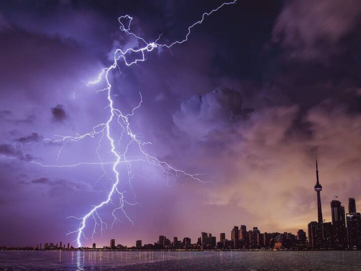Why does lightning fall Is it right to stand under a tree in such a situation read answer आसमान से क्यों गिरती है बिजली? क्या ऐसे में किसी पेड़ के नीचे खड़े होना सही है? जवाब पढ़िए