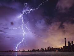 आसमान से क्यों गिरती है बिजली? क्या ऐसे में किसी पेड़ के नीचे खड़े होना सही है? जवाब पढ़िए