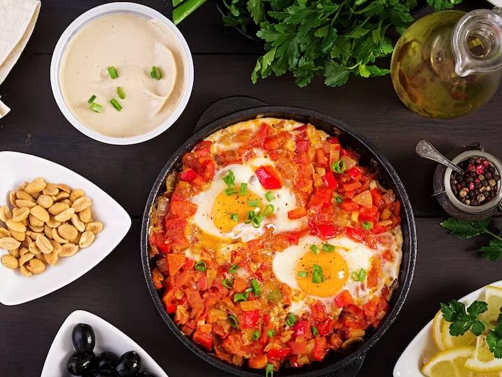 एक बाउल में बेसन, दही, नींबू का रस, लाल मिर्च पाउडर, तंदूरी मसाला और नमक मिलाएं.