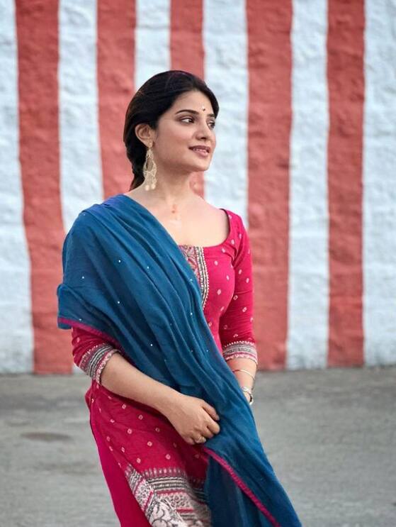 இவரின் இந்த புகைப்படங்கள் தற்போது லைக்ஸ்களை அள்ளி வருகிறது.