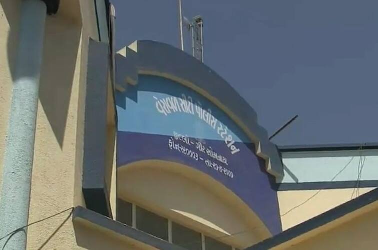 Gir Somnath: accused people attacked on pcr police van team while checking veraval ‘હું સમાજનો પ્રમુખ છું, અહીં કેમ આવ્યા છો?’ કહીને આરોપીને પકડવા ગયેલી પોલીસ ટીમને લોકોએ ધોઇ નાંખી......