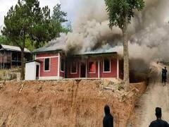 Manipur Violence: அடித்து நொறுக்கப்பட்ட அமைச்சர் வீடு.. மீண்டும் பற்றி எரியும் மணிப்பூர்..! என்னதான் நடக்கிறது?